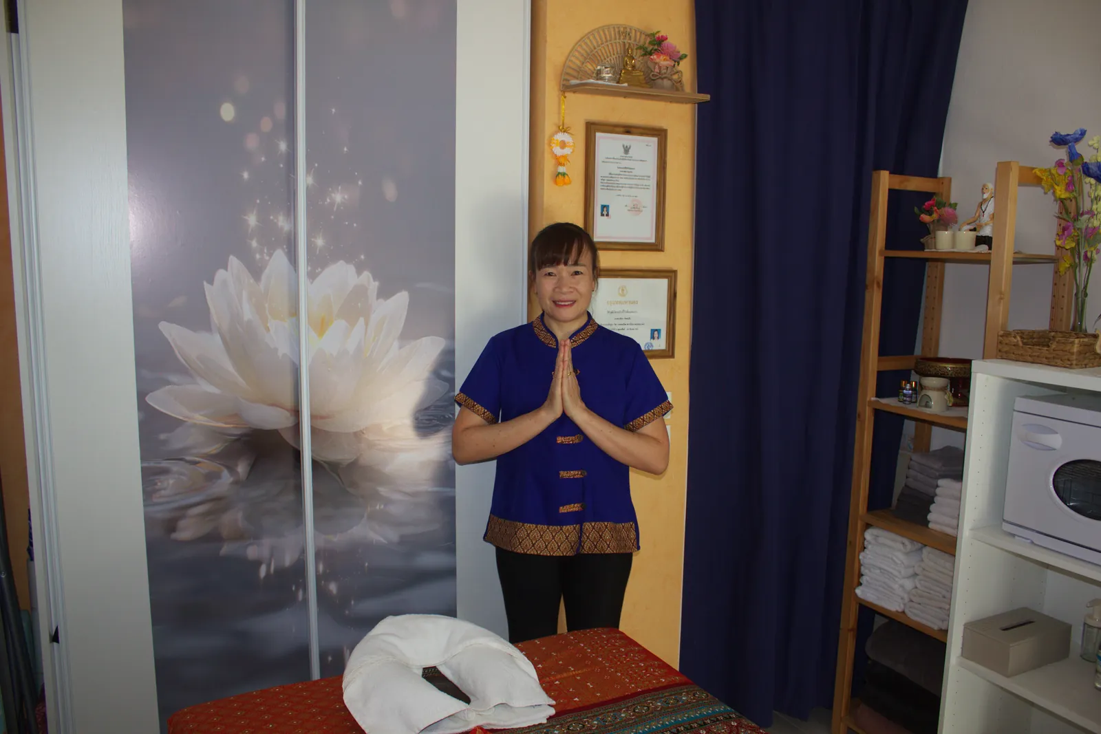 Praticienne de Fay Thaï Massages accueillant les clients dans son salon de massage thaïlandais à Metz
