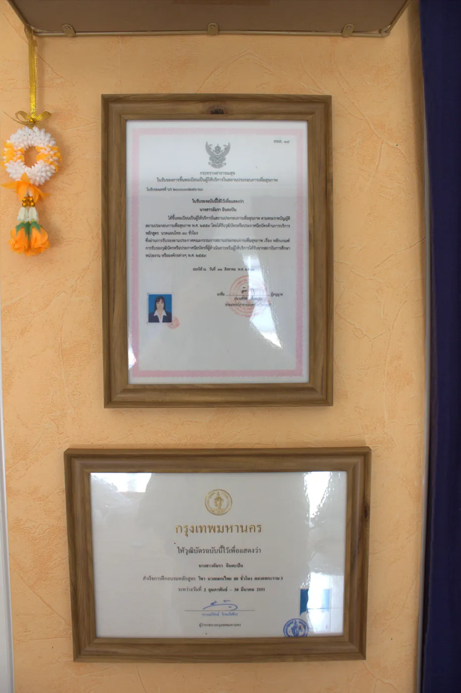 Diplômes et certifications de massage thaïlandais affichés au salon Fay Thaï à Metz
